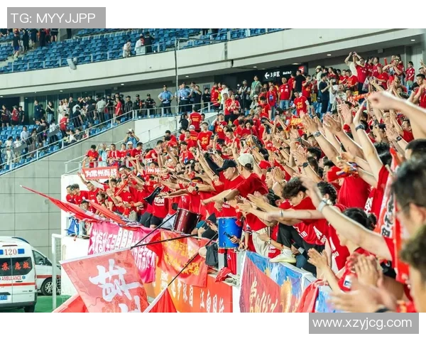 足球明星亲临现场为球迷签名互动热情瞬间定格难忘回忆